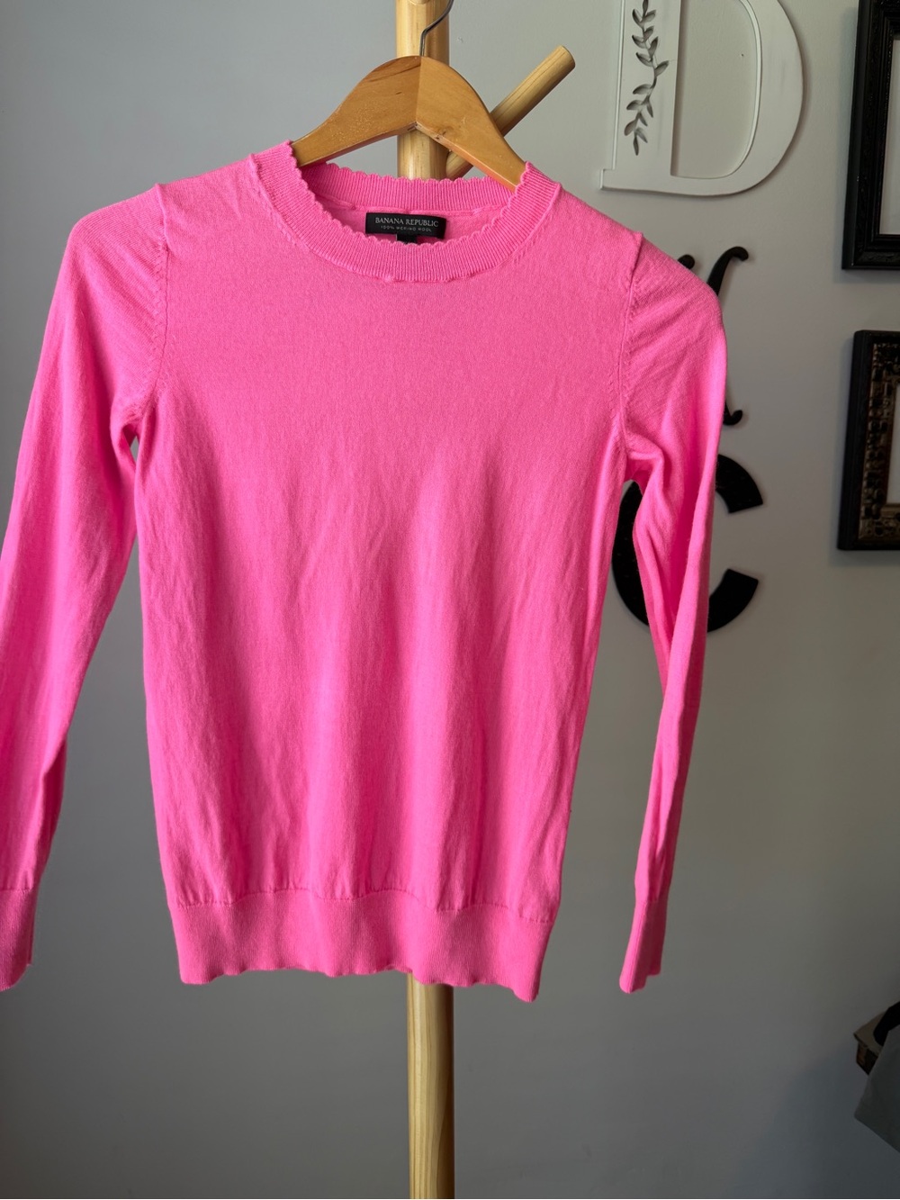Banana Republic Hot Pink Wool Sweater Size XS Scallop Long Sleeve Top Lightwt